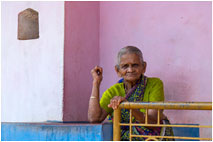 Пожилая женщина в городе Гокарна